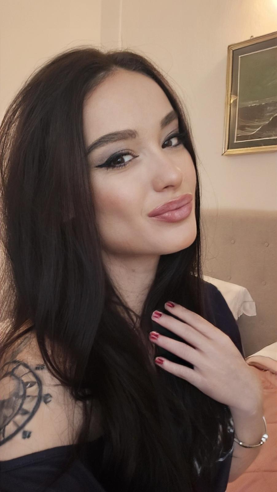 Alice Drake Photo 17