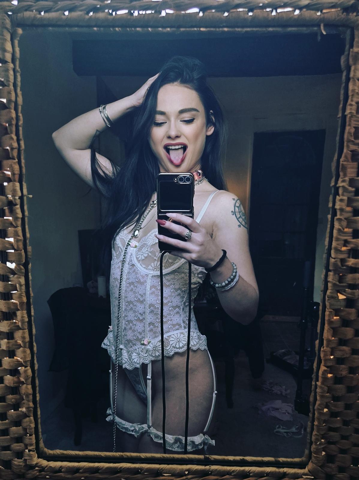 Alice Drake Photo 24